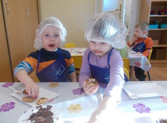 Maluszki robią ciasteczka