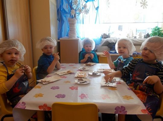 Maluszki robią ciasteczka