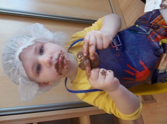 Maluszki robią ciasteczka