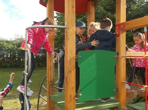 Zabawy na nowym placu zabaw