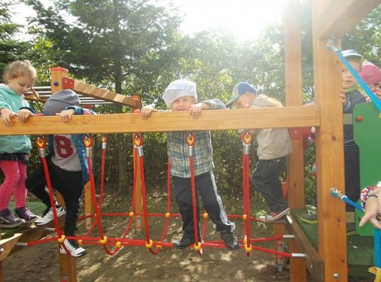 Zabawy na nowym placu zabaw