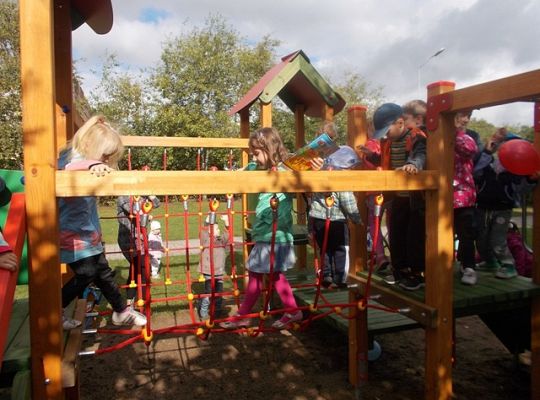 Zabawy na nowym placu zabaw