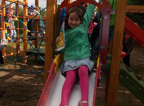 Zabawy na nowym placu zabaw