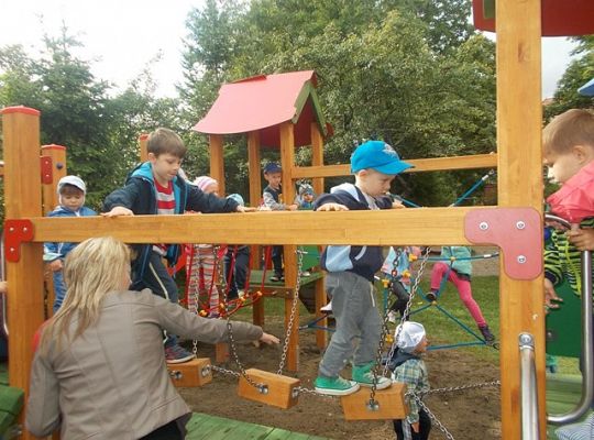 Zabawy na nowym placu zabaw