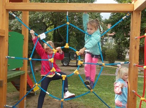 Zabawy na nowym placu zabaw