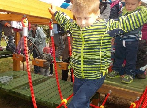 Zabawy na nowym placu zabaw