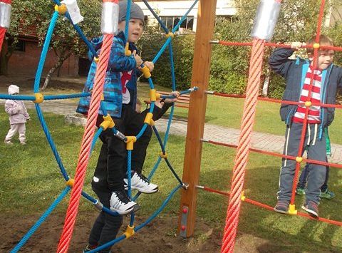 Zabawy na nowym placu zabaw