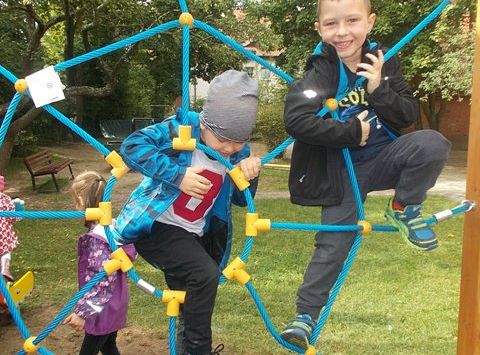 Zabawy na nowym placu zabaw