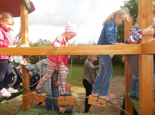 Zabawy na nowym placu zabaw