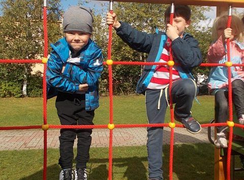 Zabawy na nowym placu zabaw