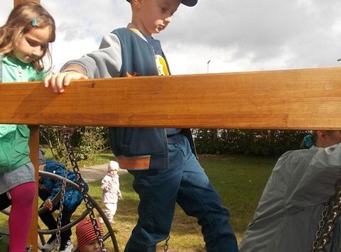 Zabawy na nowym placu zabaw