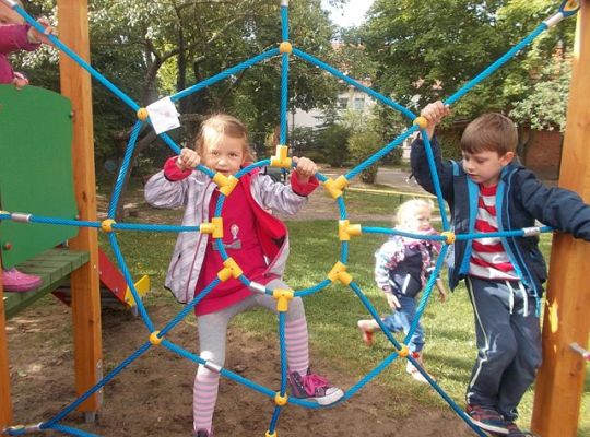 Zabawy na nowym placu zabaw