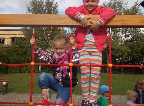 Zabawy na nowym placu zabaw