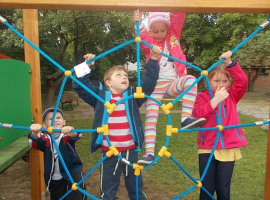 Zabawy na nowym placu zabaw