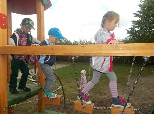 Zabawy na nowym placu zabaw