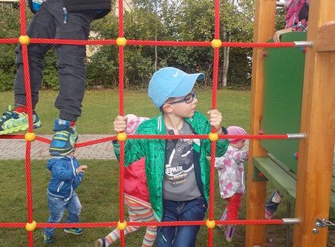 Zabawy na nowym placu zabaw