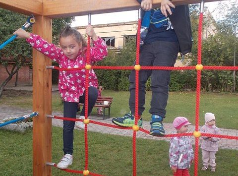 Zabawy na nowym placu zabaw