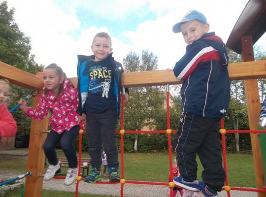 Zabawy na nowym placu zabaw