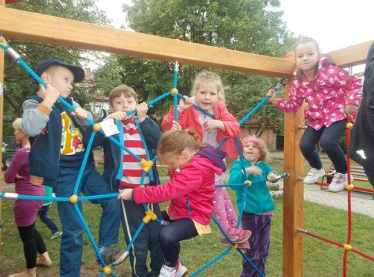 Zabawy na nowym placu zabaw