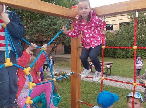 Zabawy na nowym placu zabaw