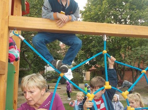 Zabawy na nowym placu zabaw