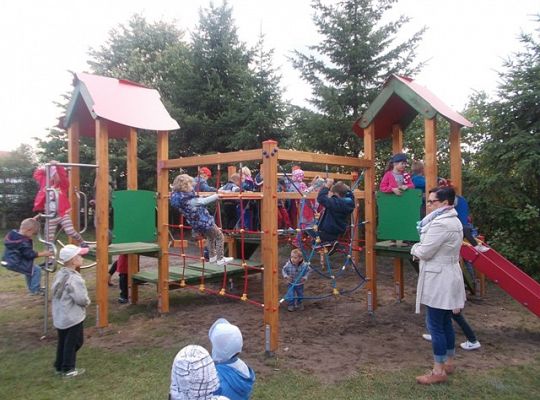 Zabawy na nowym placu zabaw