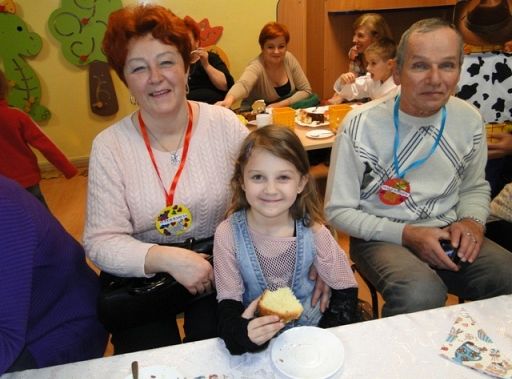 Naomi z babcią i dziadkiem