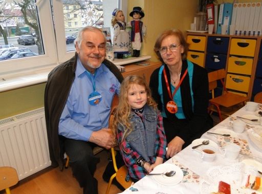 Weronika z babcią i dziadkiem