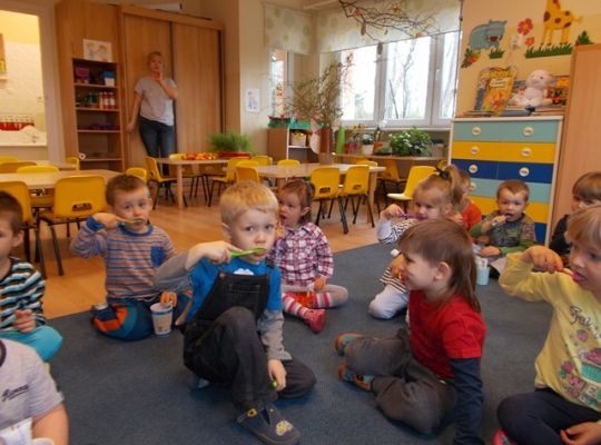 Maluszki myją zęby
