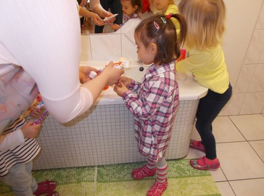 Maluszki myją zęby