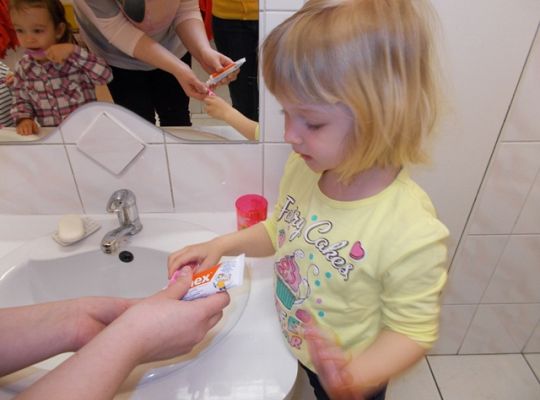 Maluszki myją zęby