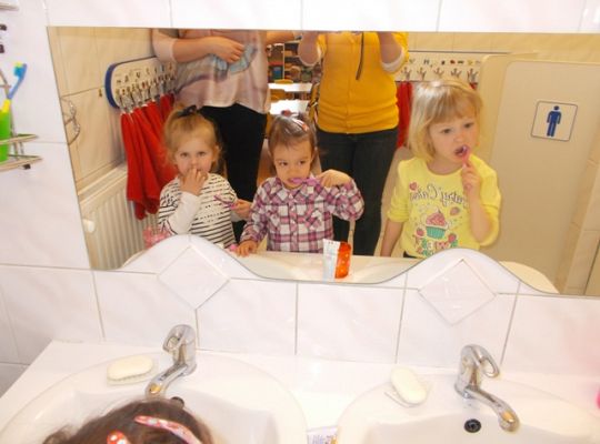 Maluszki myją zęby