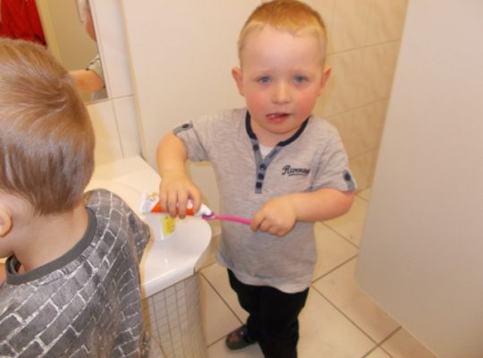 Maluszki myją zęby