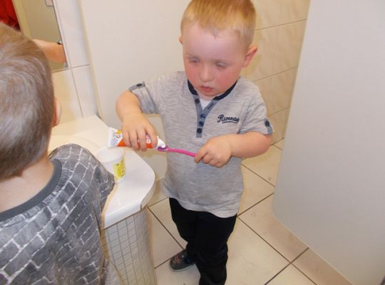 Maluszki myją zęby