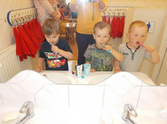 Maluszki myją zęby