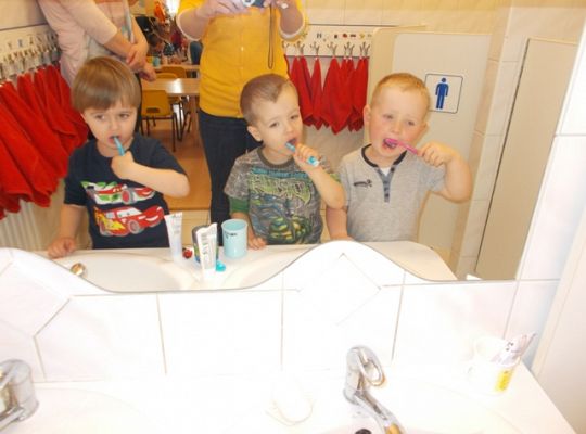 Maluszki myją zęby