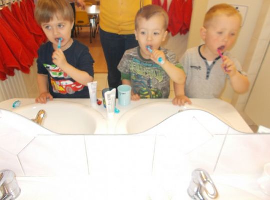 Maluszki myją zęby